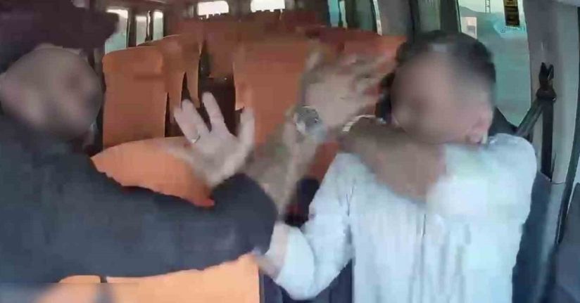 Durdurdukları sürücüyü defalarca yumrukladılar