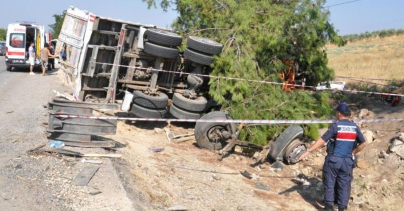 Manisa’da yolcu otobüsü kamyona çarptı: 1 ölü, 7 yaralı