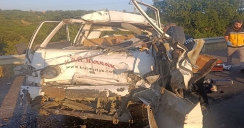 Kamyona arkadan çarpan kamyonetin sürücüsü öldü
