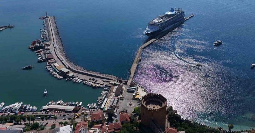 Lüks kruvaziyer bin 807 turist ile Alanya iskelesine demir attı