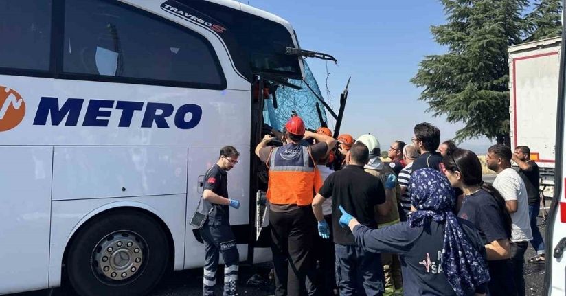 Uşak’ta yolcu otobüsünün kamyona arkadan çarptığı kazada ağır yaralanan muavin hayatını kaybetti