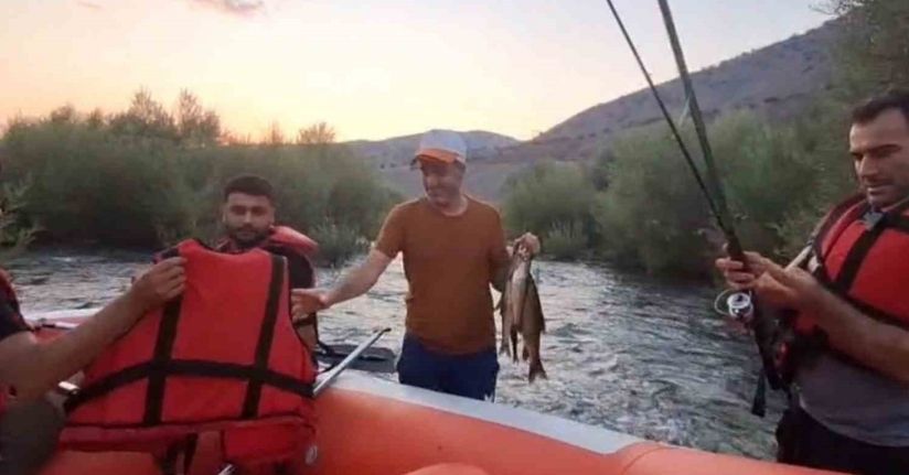 Suların yükselmesi sonucu nehir ortasındaki adada mahsur kalan 2 kişi kurtarıldı