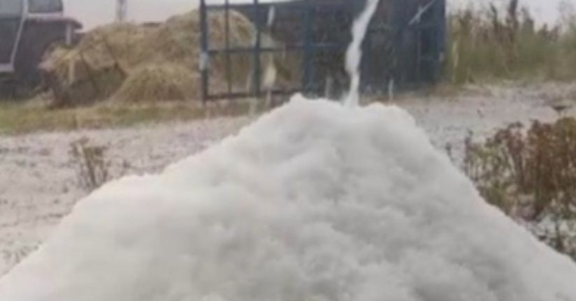 Kars’ta dolu yağışı Bulanık köyünü beyaza bürüdü