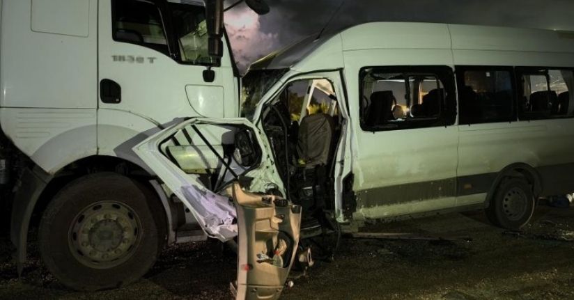 Hatay’da işçi servisi tırla kafa kafaya çarpıştı: 1 ölü, 15 yaralı
