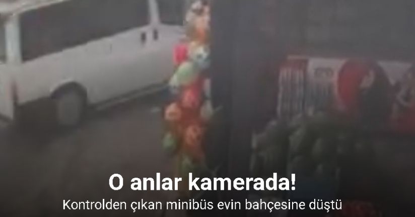 Kontrolden çıkan minibüs evin bahçesine düştü: O anlar kamerada