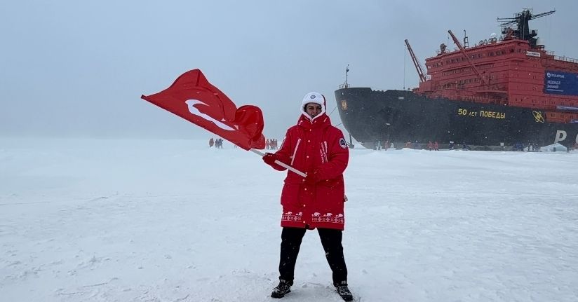 Uluslararası keşif gezisine katılan Türk genç, Kuzey Kutbu’nda Türk bayrağını dalgalandırdı