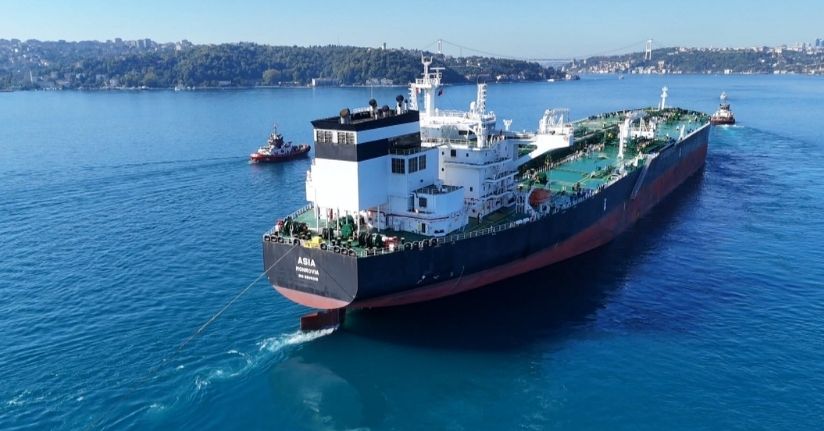 Rusya'da İHA saldırısına uğrayan gemi İstanbul Boğazı'ndan geçiyor