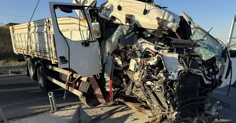 Kamyon, bariyerlere çarptı: 2 ölü
