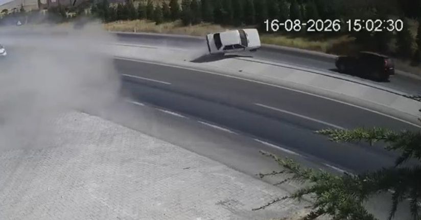 Yola fırlayan parçadan kurtulmak isterken karşı şeride uçarak 2 otomobille çarpıştı: 2 ölü