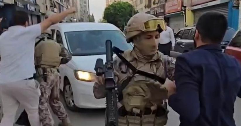Kuytul çiftine gözaltıyı engellemek için polis aracının önüne yatmaya çalıştılar