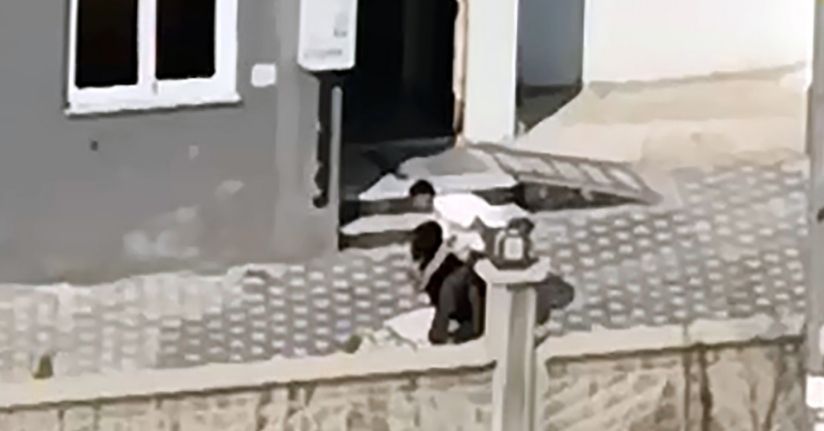 Apartman bahçesinde tartıştığı kadını dövdü