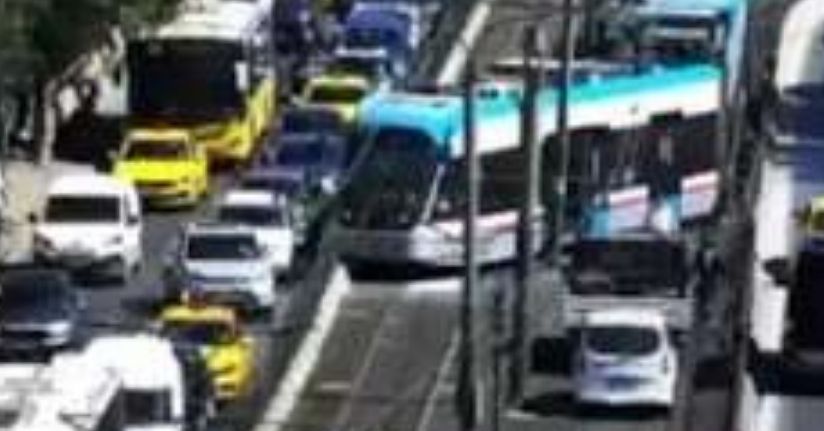 Kabataş-Bağcılar seferini yapan tramvay Fındıklı istasyonunda raydan çıktı