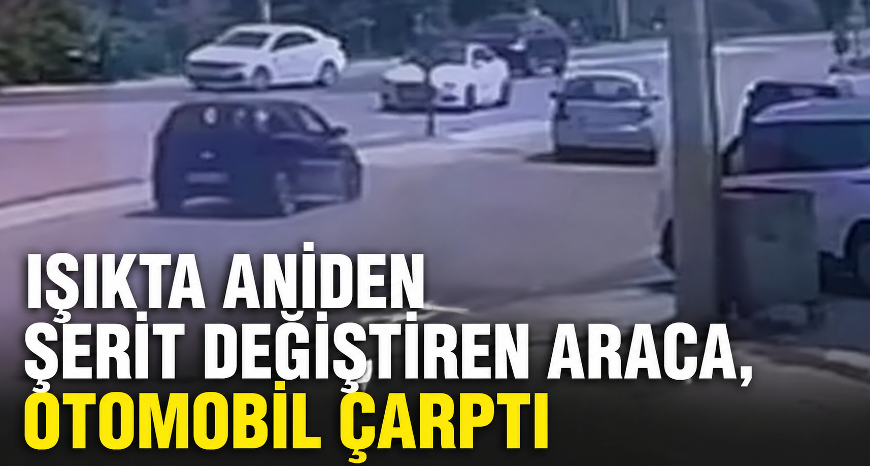 Işıkta aniden şerit değiştiren araca, otomobil çarptı