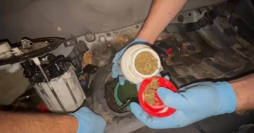 Otomobile zulalanan 6,5 kilo esrar narkotik köpeğiyle bulundu