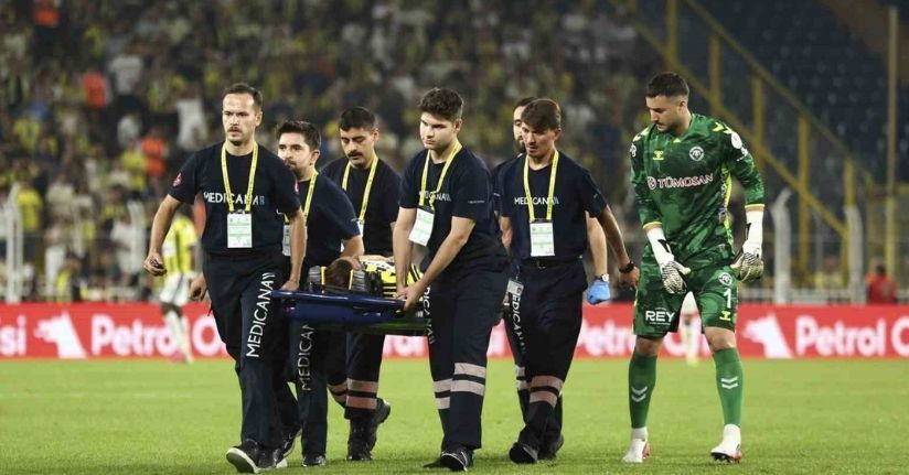 Kerem Aktürkoğlu, sahayı sedyeyle terk etti