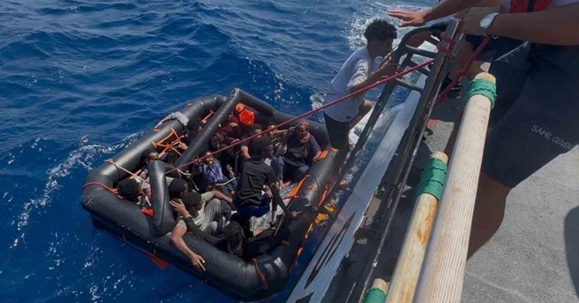 Yunan sahil güvenlik 16 düzensiz göçmeni Türk karasularına geri itti