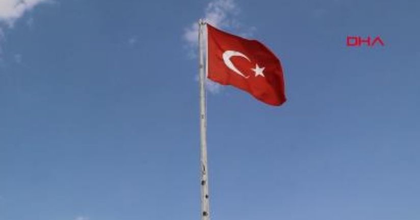 Türk bayrağına tüfekle zarar verildi