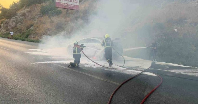 8 milyon TL’lik elektrikli Mercedes AMG EQE 53 serisi oto, seyir halindeyken yanmaya başladı