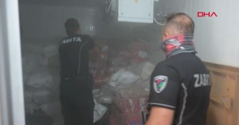  Kepez'de gıda deposuna denetim; 152 kilo et ve 20 bidon turşuya el konuldu