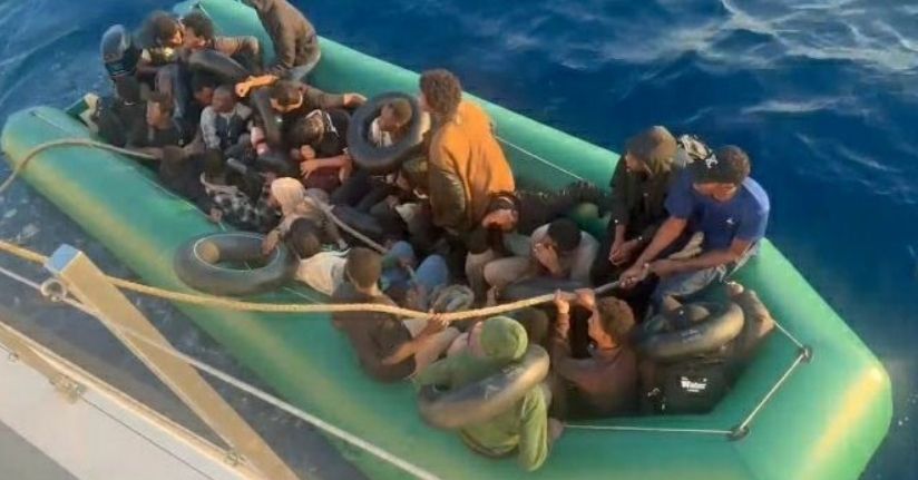 İzmir açıklarında sürüklenen bottaki 30 düzensiz göçmen kurtarıldı