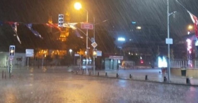İstanbul'da gece saatlerinde aniden bastıran sağanak etkili oldu