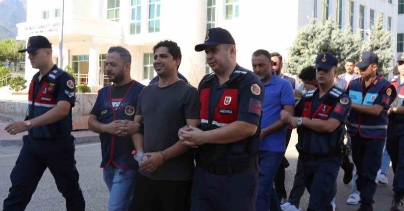 Sırıtarak girdiği adliye binasından tutuklanarak çıktı