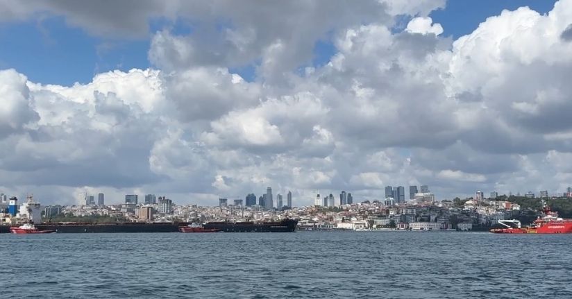 İstanbul Boğazı Liberya bayraklı kuru yük gemisi geçişi nedeniyle transit gemi geçişine kapatıldı