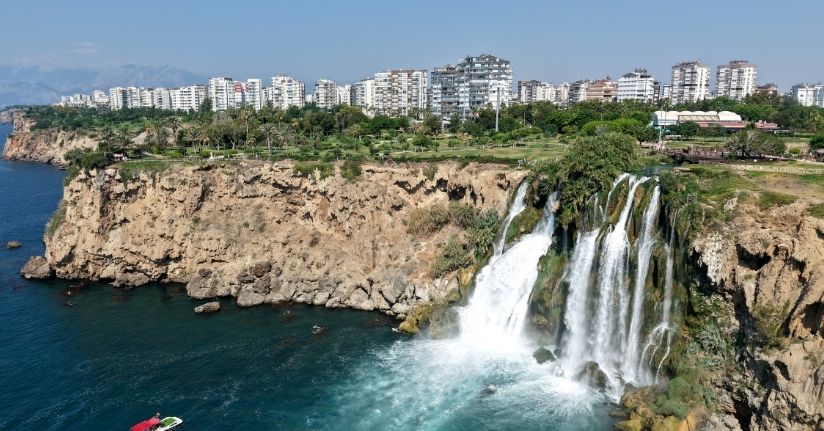 Düden Şelalesi'nde turist yoğunluğu 
