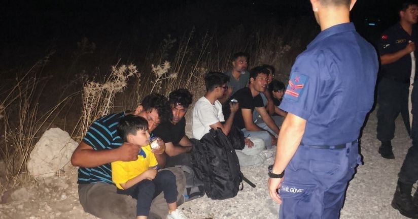 Yardım çağrısı yapan göçmenlerin imdadına ekipler yetişti