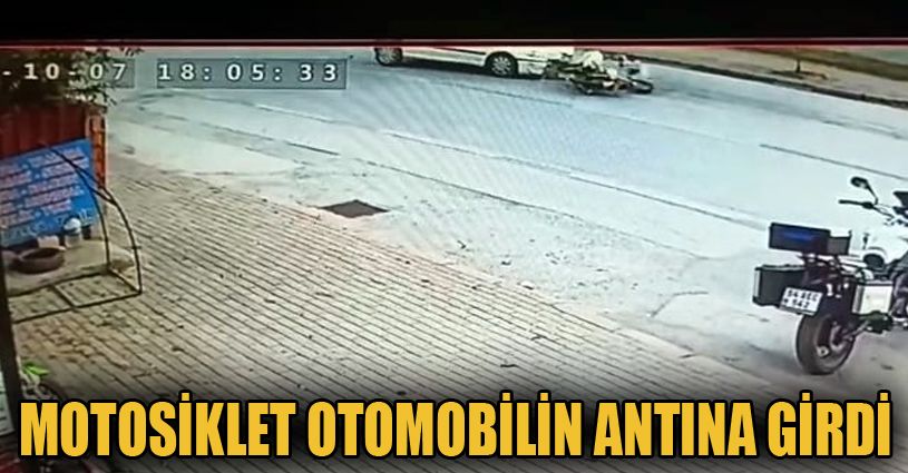 Motosikletin otomobilin altına girdiği anlar kamerada