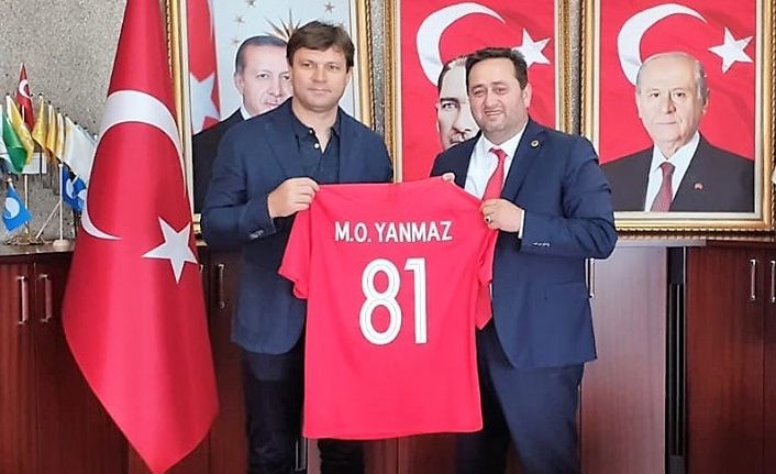 Ertuğrul Sağlam’dan Başkan Yanmaz’a forma hediye etti