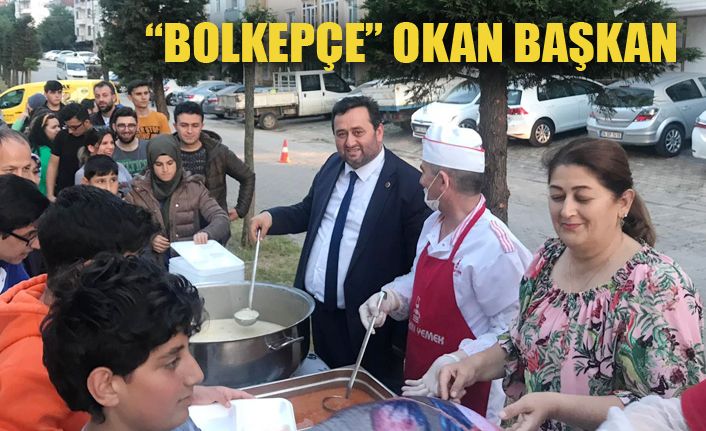 Başkan Yanmaz iftarda eşi ile yemek dağıttı