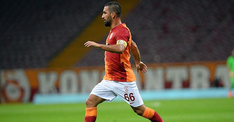 Galatasaray'da forma giyen Arda Turan, korona virüs testinin pozitif çıktığını duyurdu