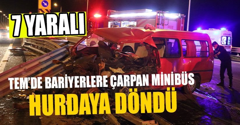 TEM’de Bariyerlere Çarpan Minibüs Hurdaya Döndü