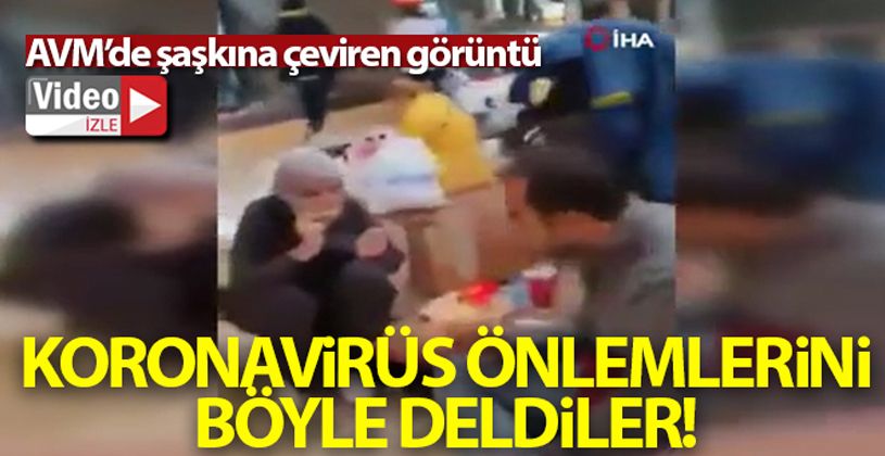 İstanbul'da bir AVM'de yere oturarak yemek yediler