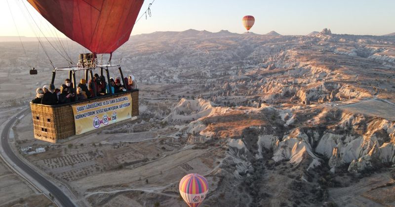 Kapadokya’da balonlar kadına yönelik şiddete dikkat çekmek için havalandı