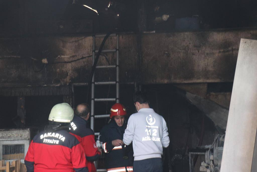Alevlere teslim olan dükkandan tuvalete sığınarak kurtuldu