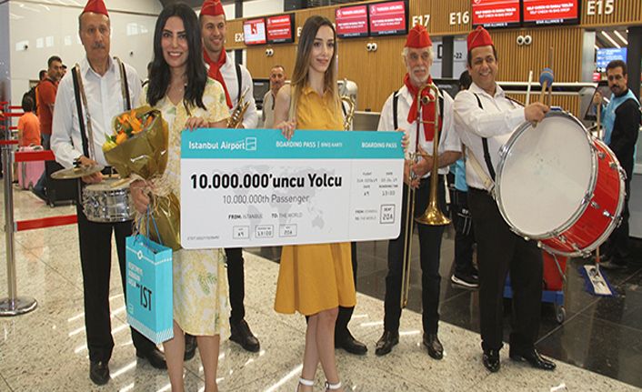 İstanbul Havalimanı'nda 10 milyonuncu yolcuya sürpriz karşılama