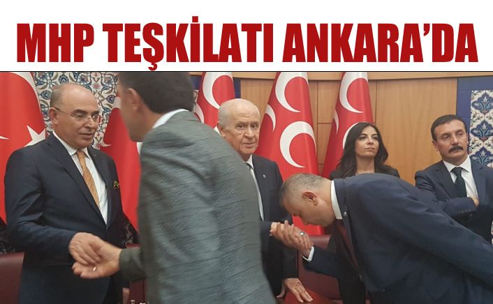 MHP teşkilatı Bahçeli’nin elini öptü, Türkeş’e dua etti