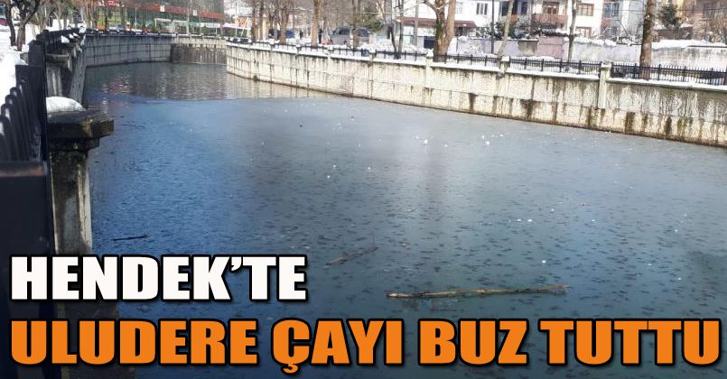 Hendek'te Uludere Çayı buz tuttu