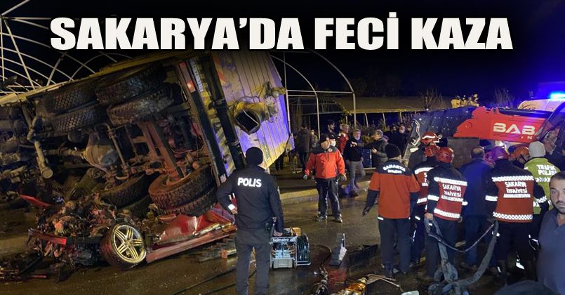 Sakarya’da feci kaza, kamyon 2 aracın üzerine devrildi