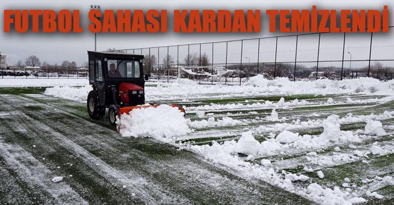 Futbol sahası kardan temizlendi