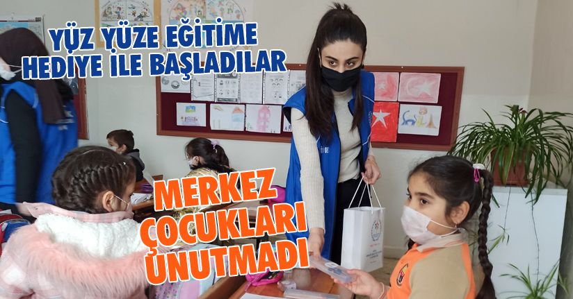 Sınavlardan arta kalan kalem ve silgilerle öğrencilerin yüzünü güldürdüler