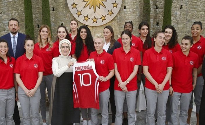 Emine Erdoğan, A Milli Kadın Basketbol Takımı ile buluştu