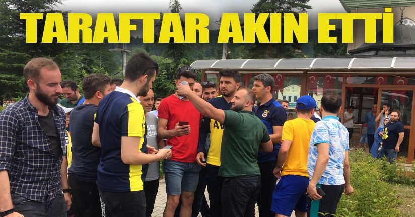 Fenerbahçeli futbolculara Cuma namazı çıkışında yoğun ilgi