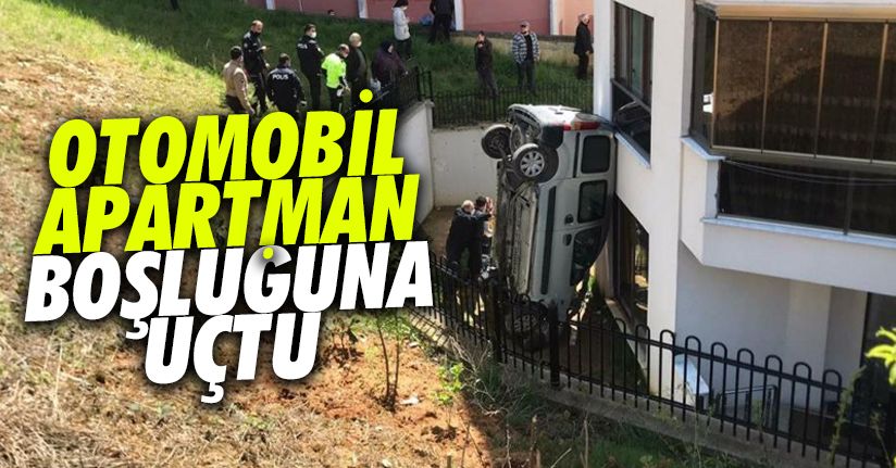 Yoldan çıkan araç apartman boşluğuna düştü