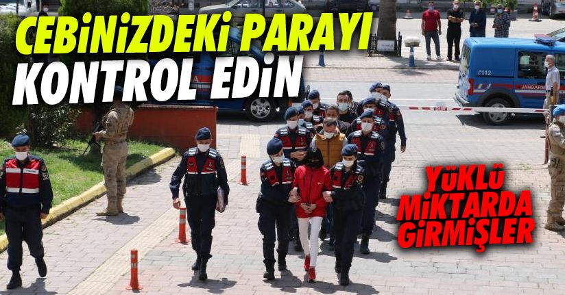 6 ilde piyasaya sahte parayı süren şebekeyi jandarma yakaladı