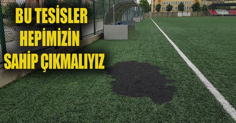 Futbol sahasındaki suni çimi yaktılar 