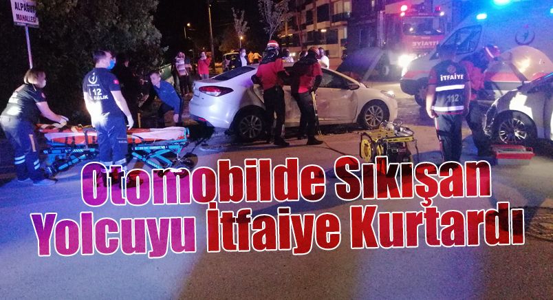 Otomobilde Sıkışan Yolcuyu İtfaiye Kurtardı
