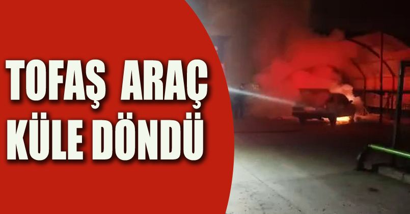 Akaryakıt istasyonuna park edilen otomobil alev alev yandı